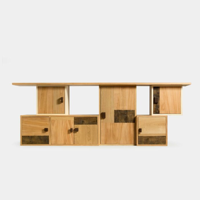 Credenza in legno naturale acero, wengé, olmo e acero dove si alternano parti chiaro e e scure.