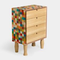 Cassettiera multicolore con gambe e cassetti in legno di rovere al naturale chiaro e struttura decorata con pezzetti di legno con microcemento colorato