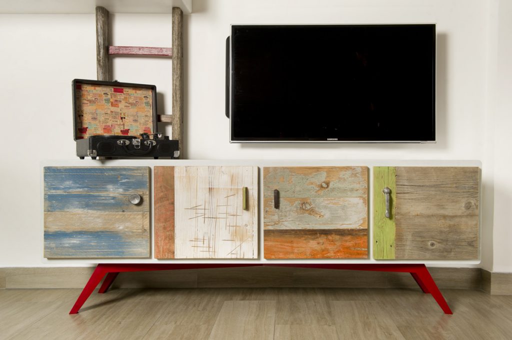 credenza rustica moderna con sportelli in legno di recupero colorato e al naturale